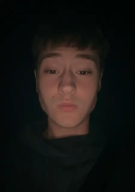 Я Юрий, 18, из Москвы, ищу знакомство для постоянных отношений