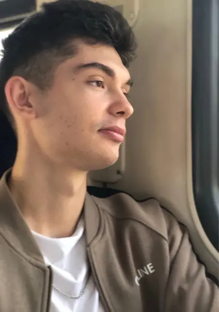 Я Андрей, 21, из Владивостока, ищу знакомства на одну ночь