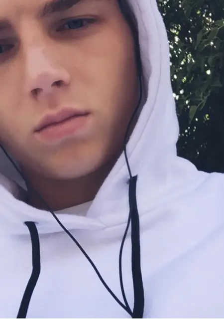 Я Михаил, 23, из Волжского, ищу знакомства без обязательств