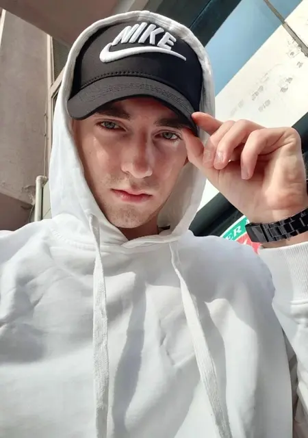 Я Максим, 21, из Верхней Пышмы, ищу знакомства на одну ночь