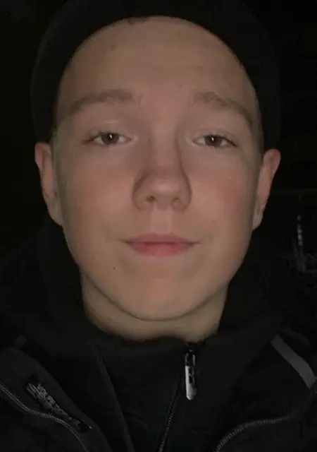 Я Ваня, 18, из Ханты-Мансийска, ищу знакомства без обязательств