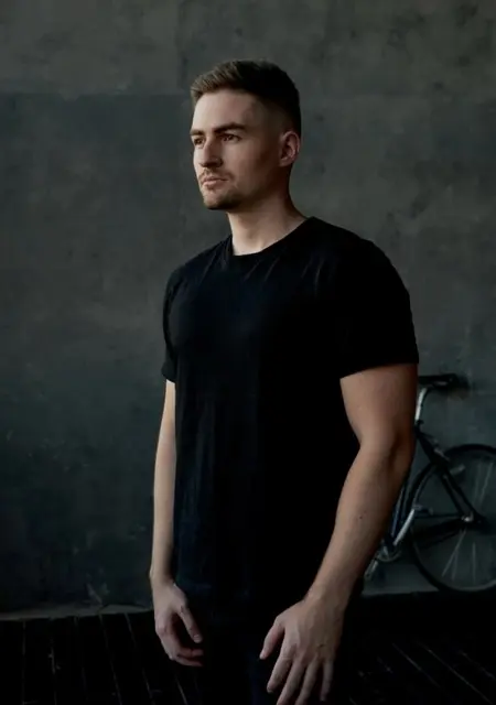 Артем из Брянска, мне 27, познакомлюсь для общения