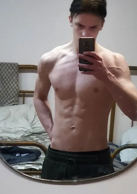 Я Константин, 20, из Москвы, ищу знакомства на одну ночь