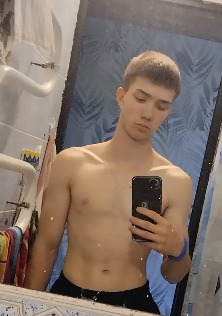 Я Rostik, 20, знакомлюсь на одну ночь в Петрозаводске