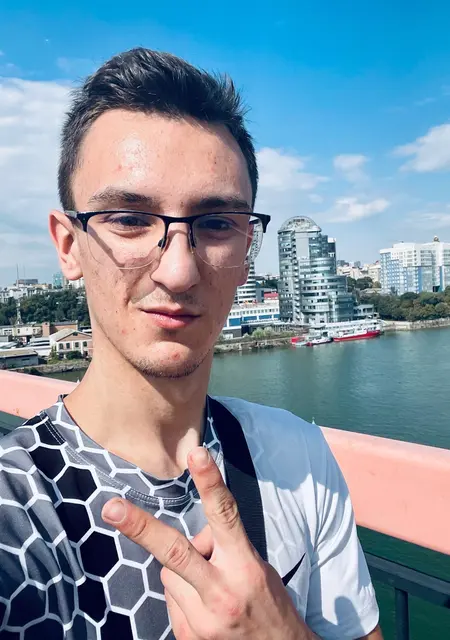 Я Сергей, 21, из Ялты, ищу знакомства на одну ночь