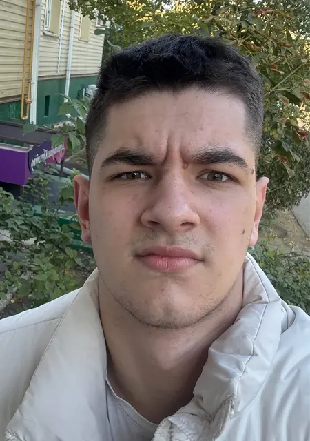 Я Кирилл, 19, из Волжского, ищу знакомства без обязательств