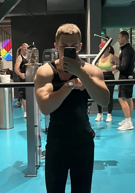 Я Вадим, 18, из Калининграда, ищу знакомство для приятного времяпровождения