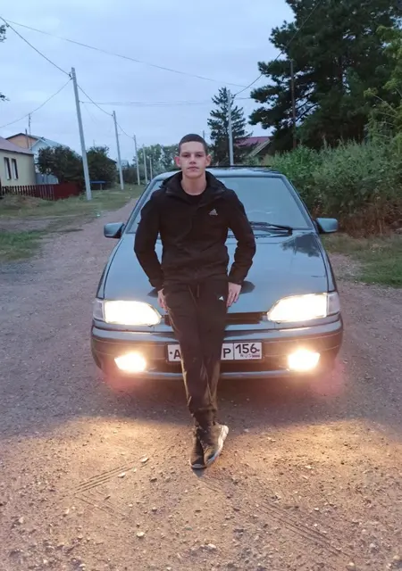 Я Илья, 21, из Челябинска, ищу знакомства без обязательств
