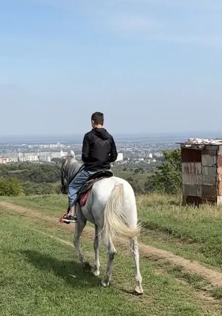 Я Alihan, 18, из Нальчика, ищу знакомство для приятного времяпровождения