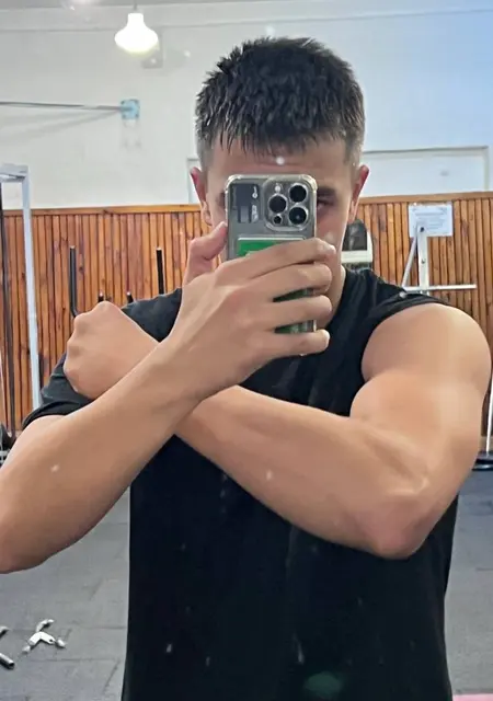 Марат из Новосибирска, мне 19, познакомлюсь без обязательств