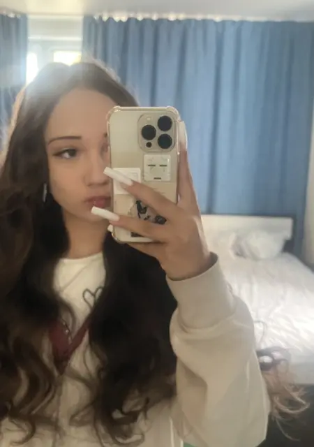 Я Тася, 18, из Красноярска, ищу знакомство для приятного времяпровождения