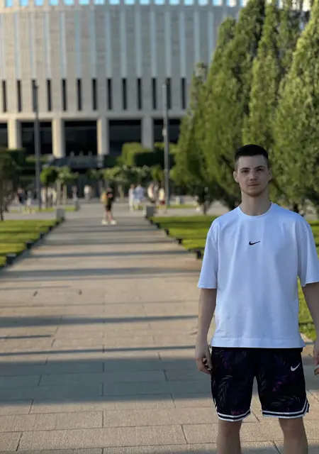 Я Дмитрий, 19, из Екатеринбурга, ищу знакомство для постоянных отношений