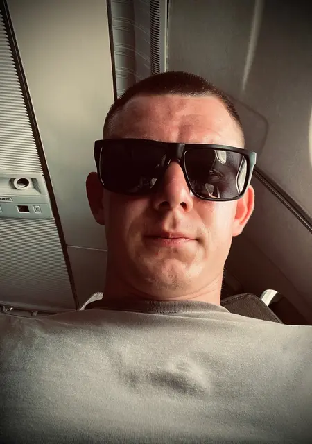 Артём из Ейска, ищу на сайте знакомства на одну ночь