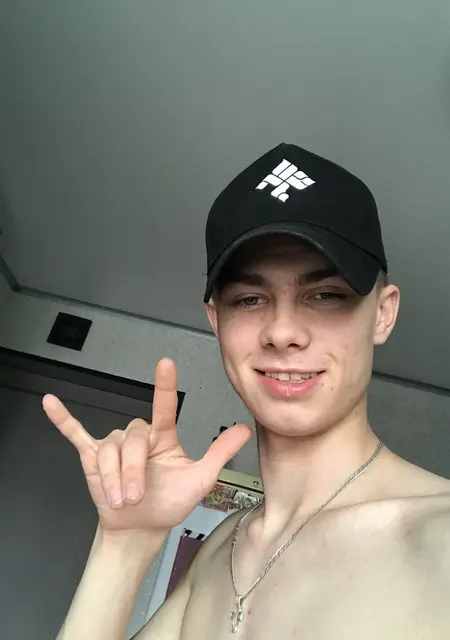 Я Вадя, 20, из Копейска, ищу знакомства без обязательств