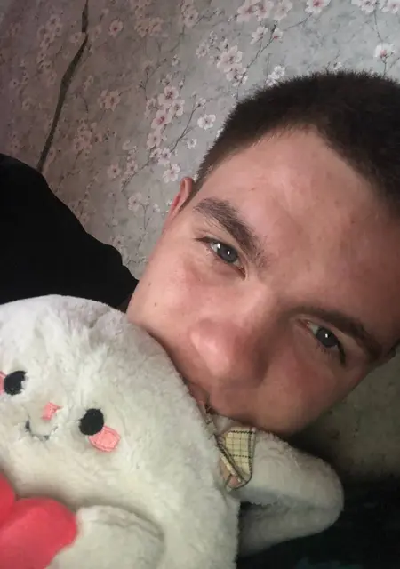 Я Артём, 19, из Горно-Алтайска, ищу знакомство для открытые отношения