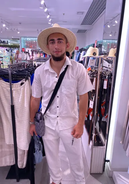 Адам из Каспийска, мне 26, познакомлюсь для приятного времяпровождения