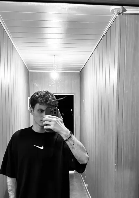 Я Максим, 20, из Михайловска, ищу знакомства без обязательств