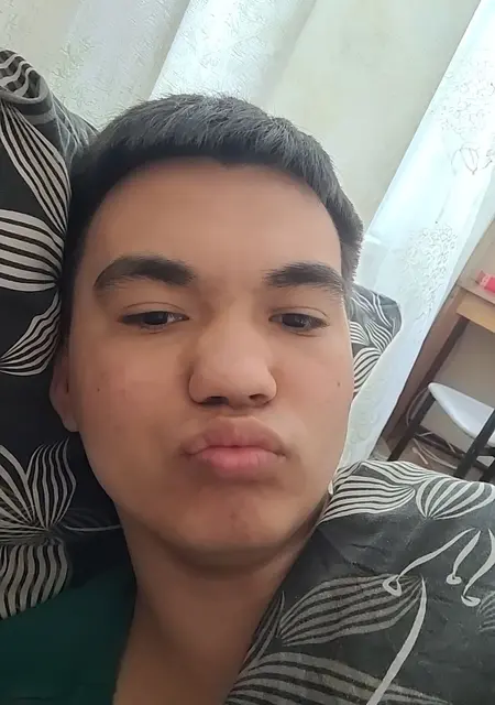 Я Богдан, 18, знакомлюсь для общения в Надыме