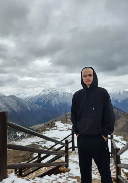 Я Кирилл, 19, знакомлюсь для общения в Новороссийске