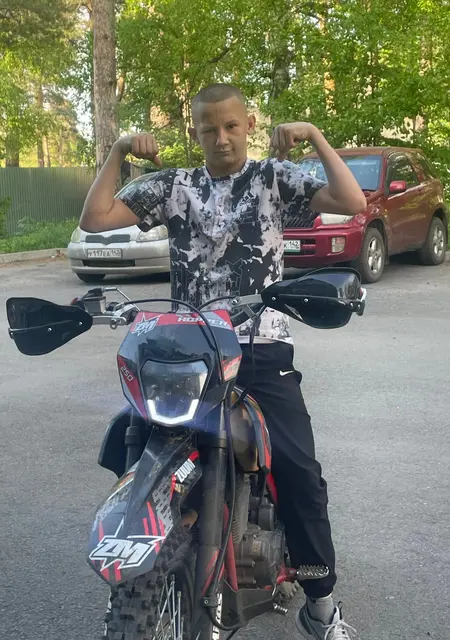 Я Ярослав, 18, из Сургута, ищу знакомство для вирта