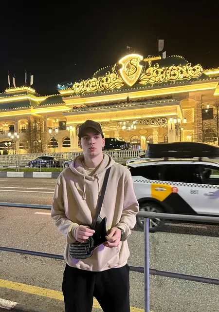 Я Максим, 20, знакомлюсь на одну ночь в Сочи