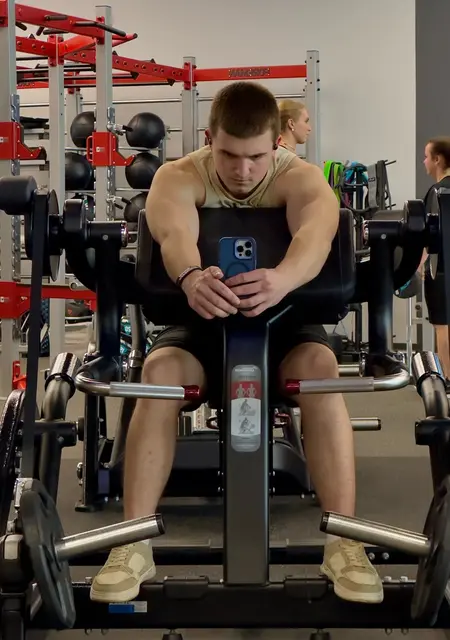 Я Андрей, 19, из Ростова-на-Дону, ищу знакомство для постоянных отношений