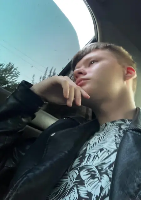 Я Тим, 19, из Петропавловска-Камчатского, ищу знакомство для приятного времяпровождения