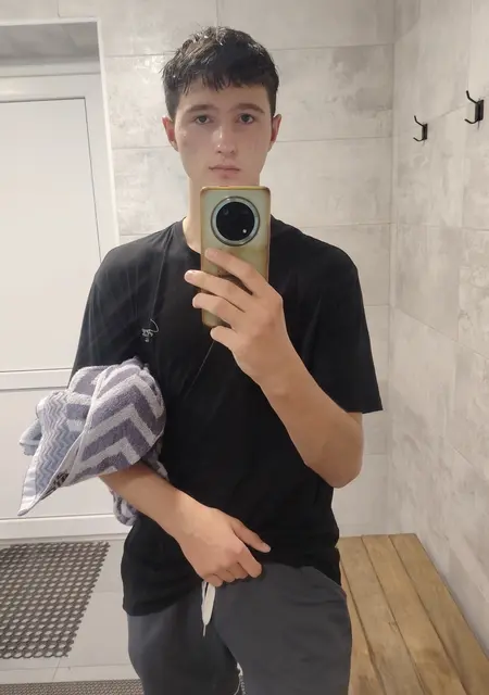 Саша из Владивостока, мне 18, познакомлюсь на одну ночь