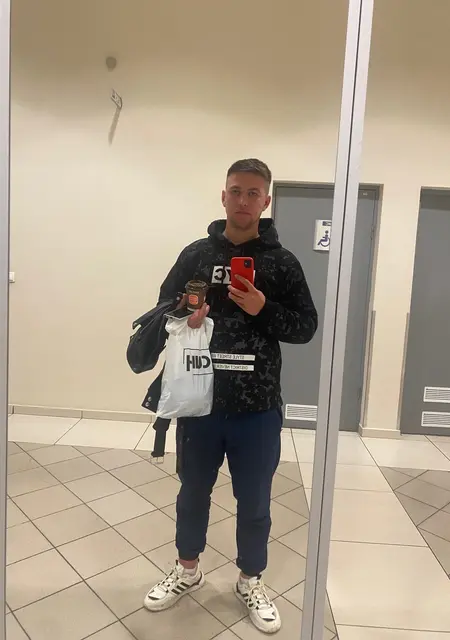 Я Максим, 24, знакомлюсь на одну ночь в Волжском