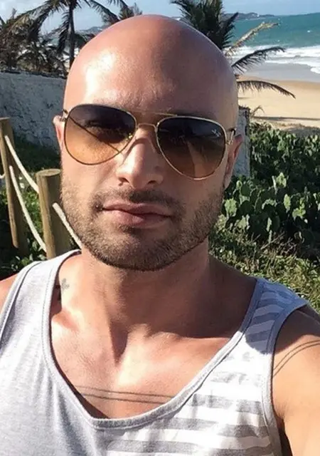 Я Макс, 25, из Керчи, ищу знакомства на одну ночь