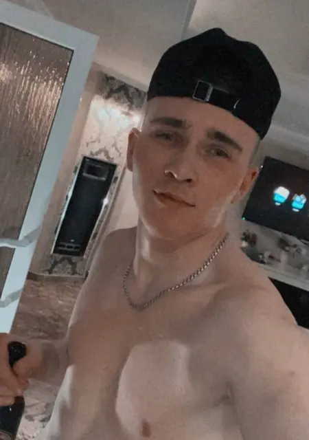 Артур из Сызрани, мне 24, познакомлюсь на одну ночь