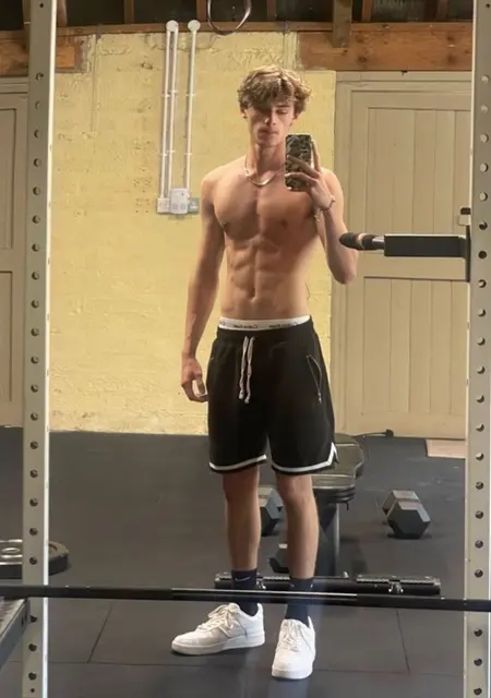 Макар из Москвы, мне 27, познакомлюсь на одну ночь