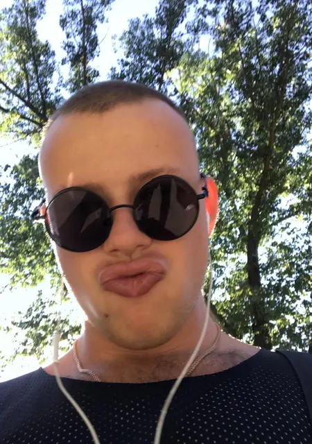 Александр из Харькова, мне 24, познакомлюсь для приятного времяпровождения