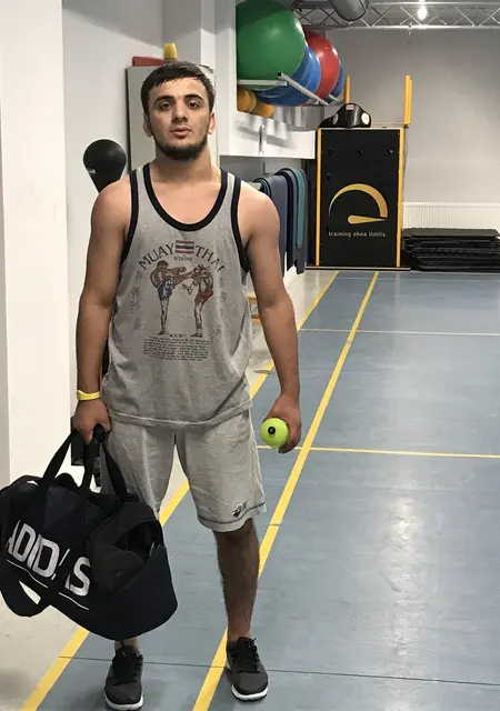 Я Адам, 30, из Грозного, ищу знакомство для приятного времяпровождения