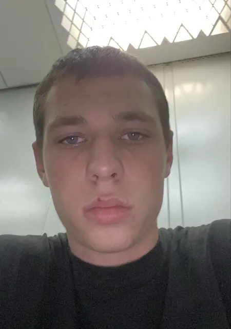 Я Серега, 18, из Воронежа, ищу знакомства без обязательств