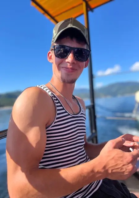 Максим из Саяногорска, мне 21, познакомлюсь на одну ночь