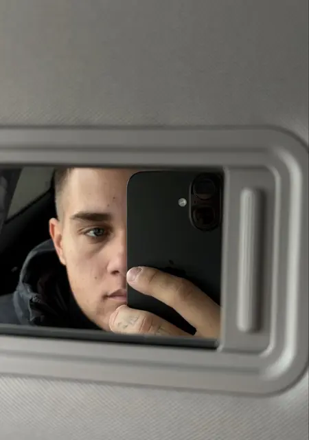 Дмитрий из Санкт-Петербурга, мне 22, познакомлюсь для приятного времяпровождения