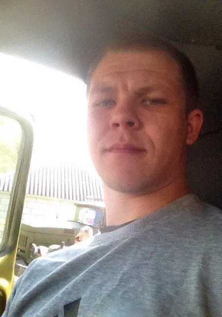 Ден из Луги, ищу на сайте знакомства на одну ночь