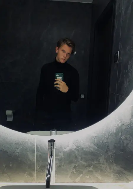 Я Кирилл, 21, из Москвы, ищу знакомства без обязательств