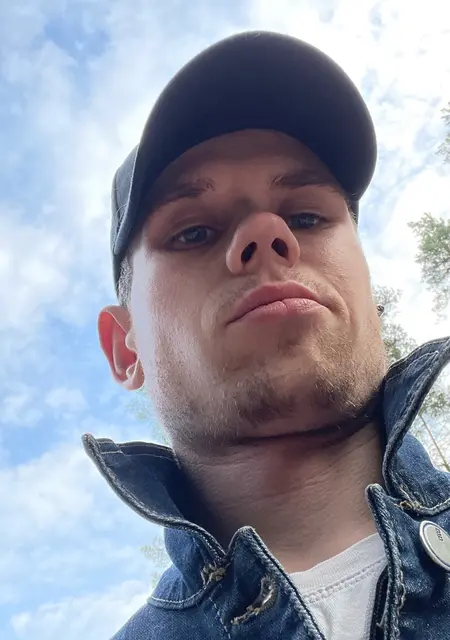 Я Иван, 23, из Тихвина, ищу знакомства на одну ночь