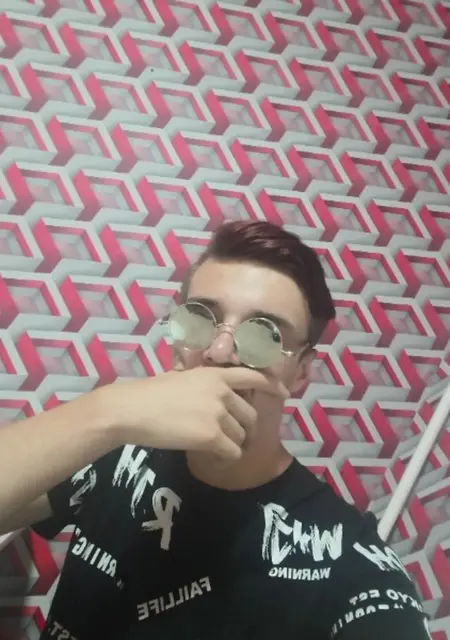 Илья из Саратова, мне 21, познакомлюсь на одну ночь