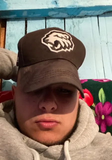 Я Денис, 25, из Аши, ищу знакомства на одну ночь