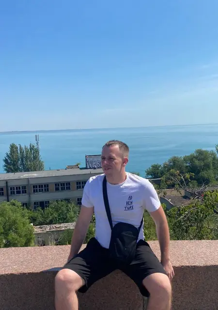 Я Артем, 24, из Москвы, ищу знакомства без обязательств