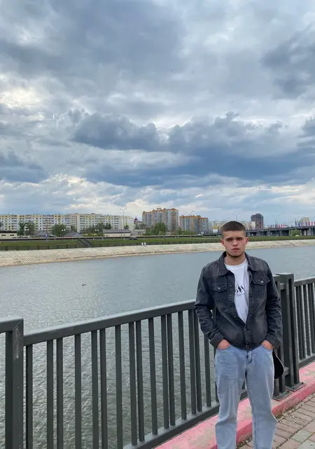 Кирилл из Балакова, мне 21, познакомлюсь без обязательств