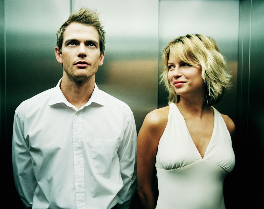 девушка флиртует